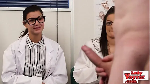 Νέος English voyeur nurses instructing tugging guy λεπτός σωλήνας