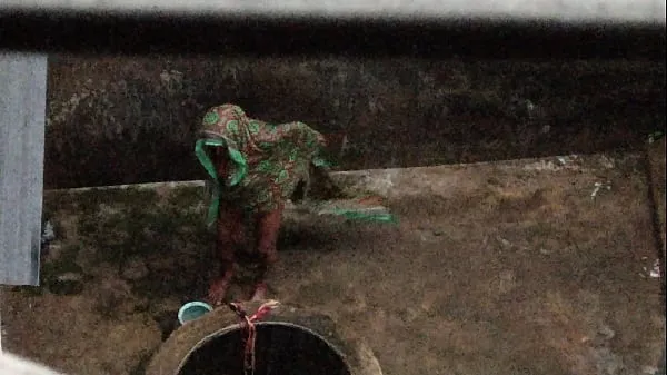 Uusi Hot mature caught naked outdoor in rainy days hieno tuubi