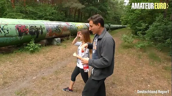 Neue AMATEUR EURO - Gun Steel - Deutsches Teen Babe fickt mit einem sehr überzeugenden Kerl im Wald feine Röhre