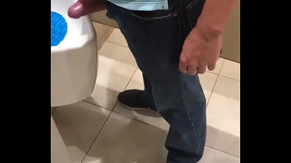 Νέος Lord shows me his cock in the bathrooms λεπτός σωλήνας