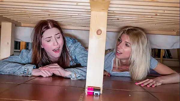 Nieuwe Pervert Young Guy Fucks His Stepmom and Stepsis Stuck Under The Bed fijne Tube