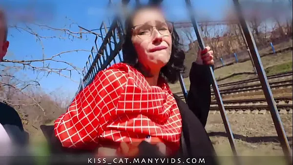 Nouveau Marchons dans la nature - Un agent public ramasse une étudiante russe pour une vraie baise en plein air / embrasse un chat 4k tube fin