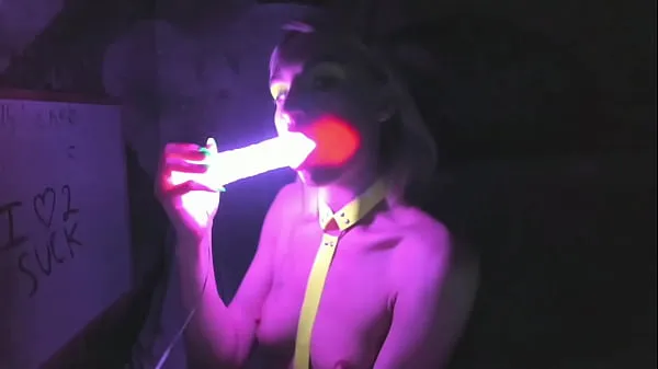 Nowa kelly copperfield deepthroats LED glowing dildo on webcam cienka rurka
