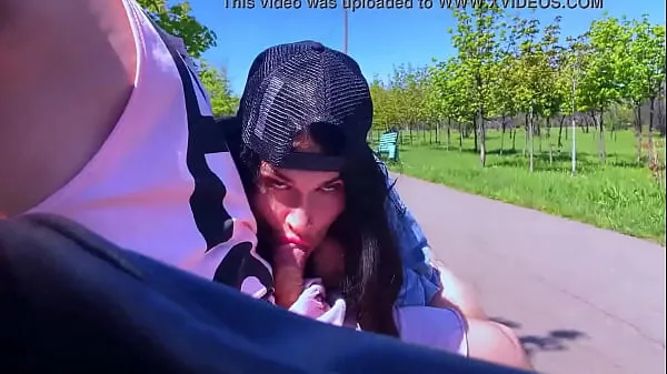 Yeni Blowjob challenge in public to a stranger, the guy thought it was prank ince tüp