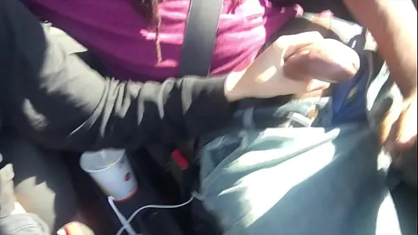 Nová Lesbian Gives Friend Handjob In Car jemná trubice
