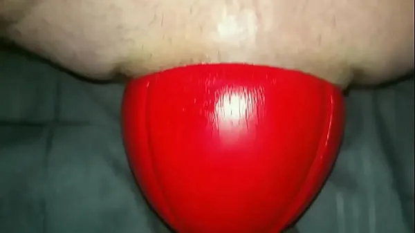 新型Huge 12 cm wide Red Football sliding out of my Ass up close in Slow Motion细管
