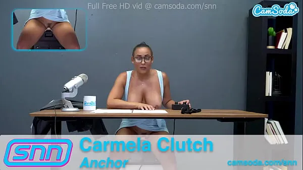 Nytt Camsoda News Network Reporter reads out news as she rides the sybian fint rör