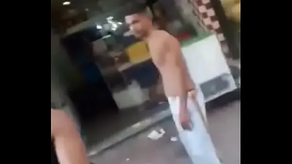 Νέος capoerista hetero de pau duto na rua λεπτός σωλήνας