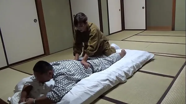 New Seducing a Waitress Who Came to Lay Out a Futon at a Hot Spring Inn and Had Sex With Her! The Whole Thing Was Secretly Caught on Camera in the Room fine Tube