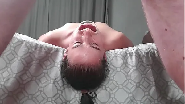 Yeni Upside down piss loving whore laying face down from bed swallows piss in two non identical camera angles ince tüp