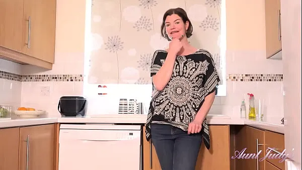 نیا AuntJudys - 44yo Amateur MILF Jenny gives you JOI in the kitchen عمدہ ٹیوب