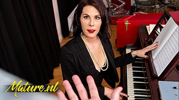 Nová French Piano Teacher Fucked In Her Ass By Monster Cock jemná trubice