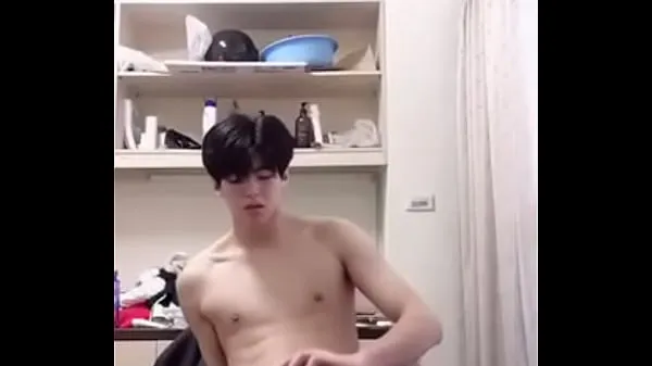 Neue Schöner koreanischer Junge masturbiert allein vor der Webcam feine Röhre
