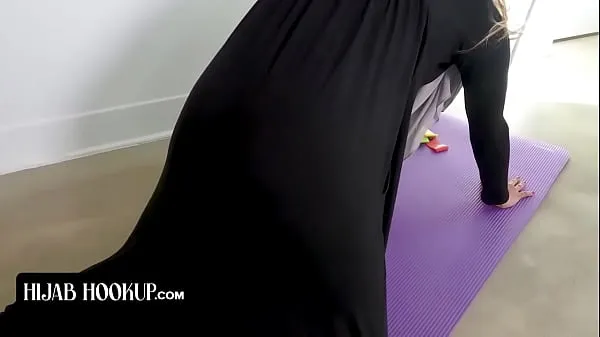 新型Hijab Hookup - Slender Muslim Girl In Hijab Surprises Instructor As She Strips Of Her Clothes细管