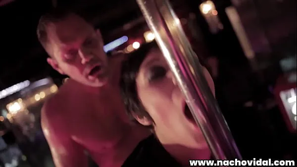 Uusi The stud Nacho Vidal fucks Soraya Wells against a stripper pole, spanking her fleshy ass as she gasps and groans. He eats her pussy and meaty butt hieno tuubi