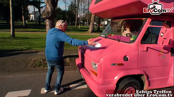 Nouveau Grand-père ramasse une jeune fille allemande en public et la baise en voiture tube fin