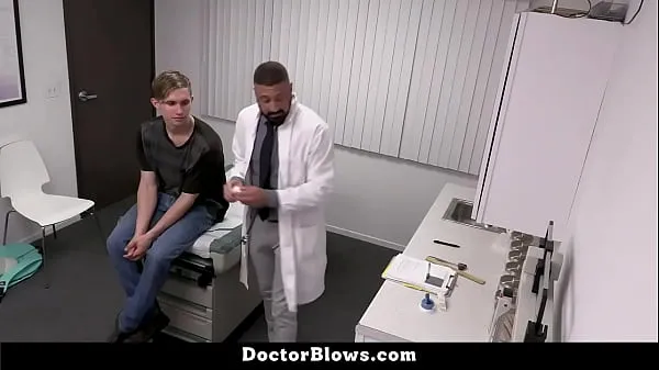 Nuevo tubo fino El doctor quiere asegurarse de que este joven sea sexualmente saludable, por lo que realiza algunas pruebas físicas - Marco Napoli y Darron Bluu - DoctorBlows