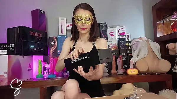 새로운 Sarah Sue Unboxing Mysterious Box of Sex Toys 파인 튜브