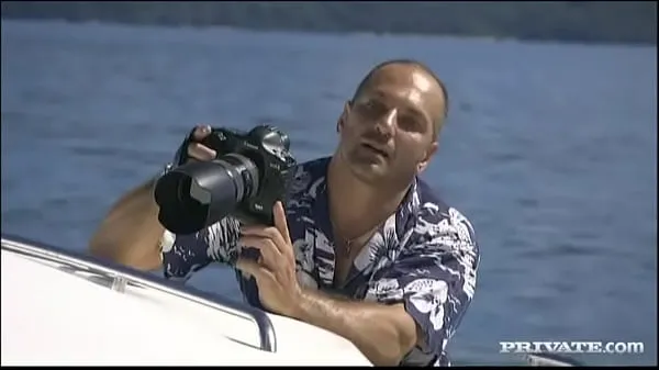 Νέος Renata Black Takes on Two Guys While on a Boat as She Pulls off a DP λεπτός σωλήνας