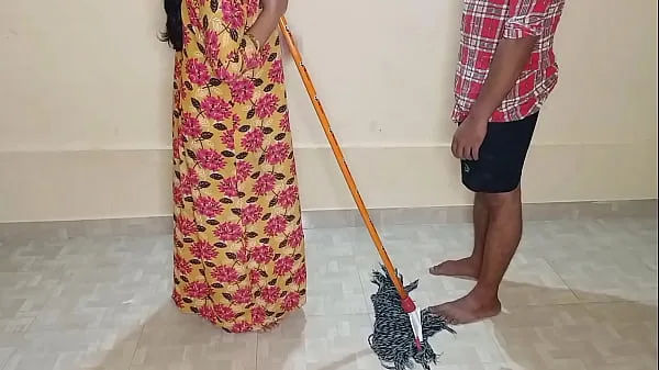 نیا aunty who is wiping the room was sucked up and fucked! Desi XXX Sex in clear Hindi voice عمدہ ٹیوب