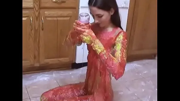 Uusi Horny bitch in the kitchen is playing around in the food coloring and syrup hieno tuubi