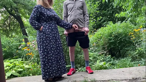 Új Mommy MILF pissing standing up in the city park after helping her stepson piss finomcső