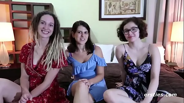 Nová Ersties: Three Cute Babes Take Their Clothes Off jemná tuba