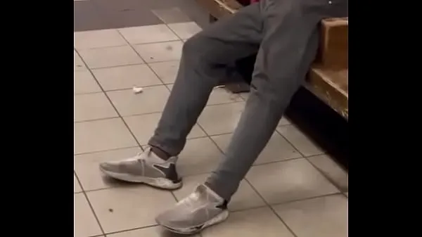 Νέος Homeless at subway λεπτός σωλήνας