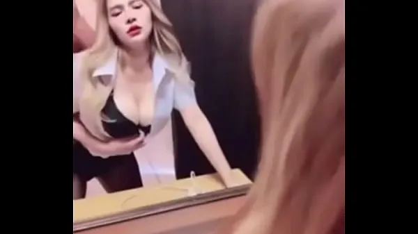 새로운 Pim girl gets fucked in front of the mirror, her breasts are very big 파인 튜브