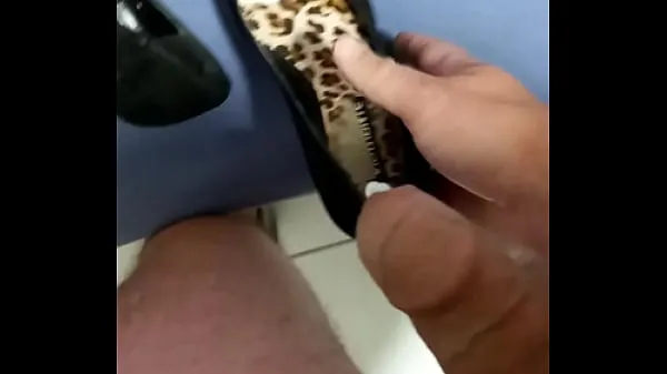Nová Cumming in coworker's shoes jemná trubice