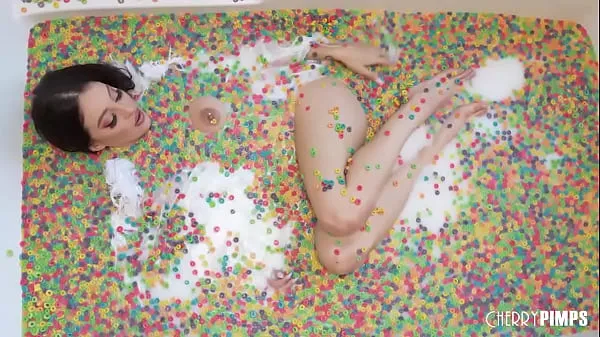 Ny This solo scene with Cherry of the Month Maddy May is playful and fun as she rolls around in a tub of cereal. You'll want to eat her up while she plays with her big tits fint rør