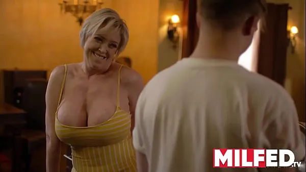 نیا Mother-in-law Seduces him with her HUGE Tits (Dee Williams) — MILFED عمدہ ٹیوب