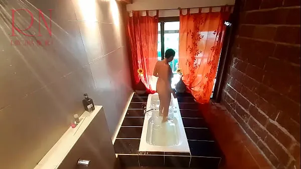 新型Peep. Voyeur. Housewife washes in the shower with soap, shaves her pussy in the bath. 2 1细管