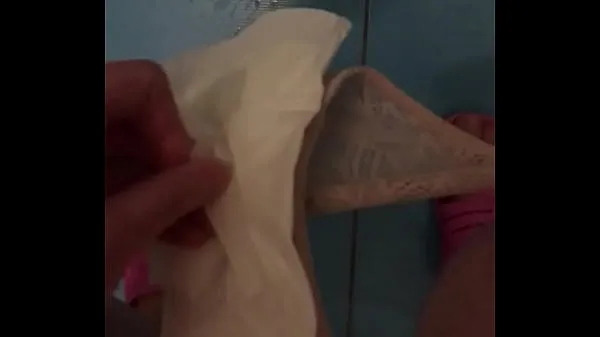 نیا Brunette pissing during her period standing change pad showing dirty pussy and dirty pad عمدہ ٹیوب
