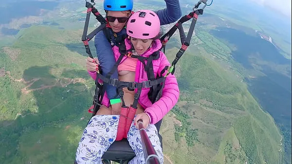 नई Wet Pussy SQUIRTING IN THE SKY 2200m High In The Clouds while PARAGLIDING ठीक ट्यूब