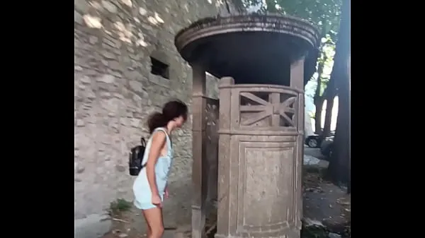 Nová I pee outside in a medieval toilet jemná trubice