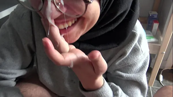 Nuevo tubo fino Una chica musulmana se perturba cuando ve la gran polla francesa de su profesor