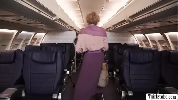 新型TS flight attendant threesome sex with her passengers in plane细管