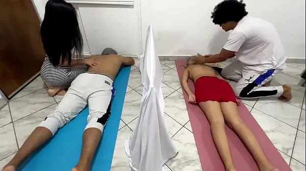 Nieuwe The Masseuse Fucks the Girlfriend in a Couples Massage While Her Boyfriend Massages Her Next Door NTR fijne Tube