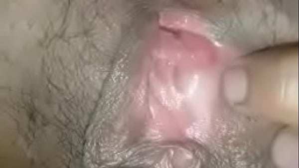 Nowa Spreading the big girl's pussy, stuffing the cock in her pussy, it's very exciting, fucking her clit until the cum fills her pussy hole, her moaning makes her extremely aroused cienka rurka