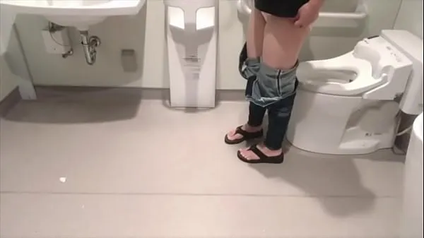 新型Amateur] A female student masturbates in the supermarket training room because she can't hold back细管