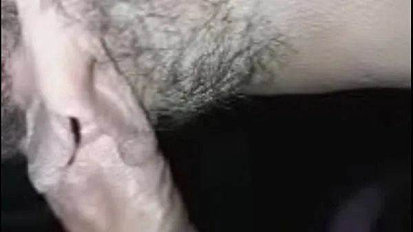 Νέος Spreading the pussy of a pretty girl, stuffing his cock in her clit until he squirts all over her pussy λεπτός σωλήνας