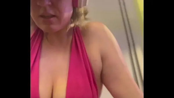 Ny Wow, my training at the gym left me very sweaty and even my pussy leaked, I was embarrassed because I was so horny fint rør