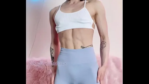 Νέος Nerdy, cute, and petite Asian muscle girl flexes in workout leggings λεπτός σωλήνας