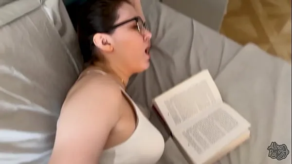 Νέος Stepson fucks his sexy stepmom while she is reading a book λεπτός σωλήνας
