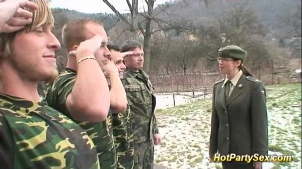 Nová Military Chick gets soldiers cum jemná tuba