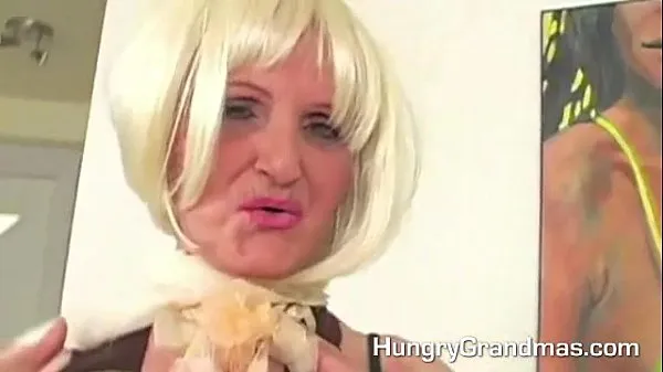 Nova Horny Blonde Granny Whore Fucks y fina cev